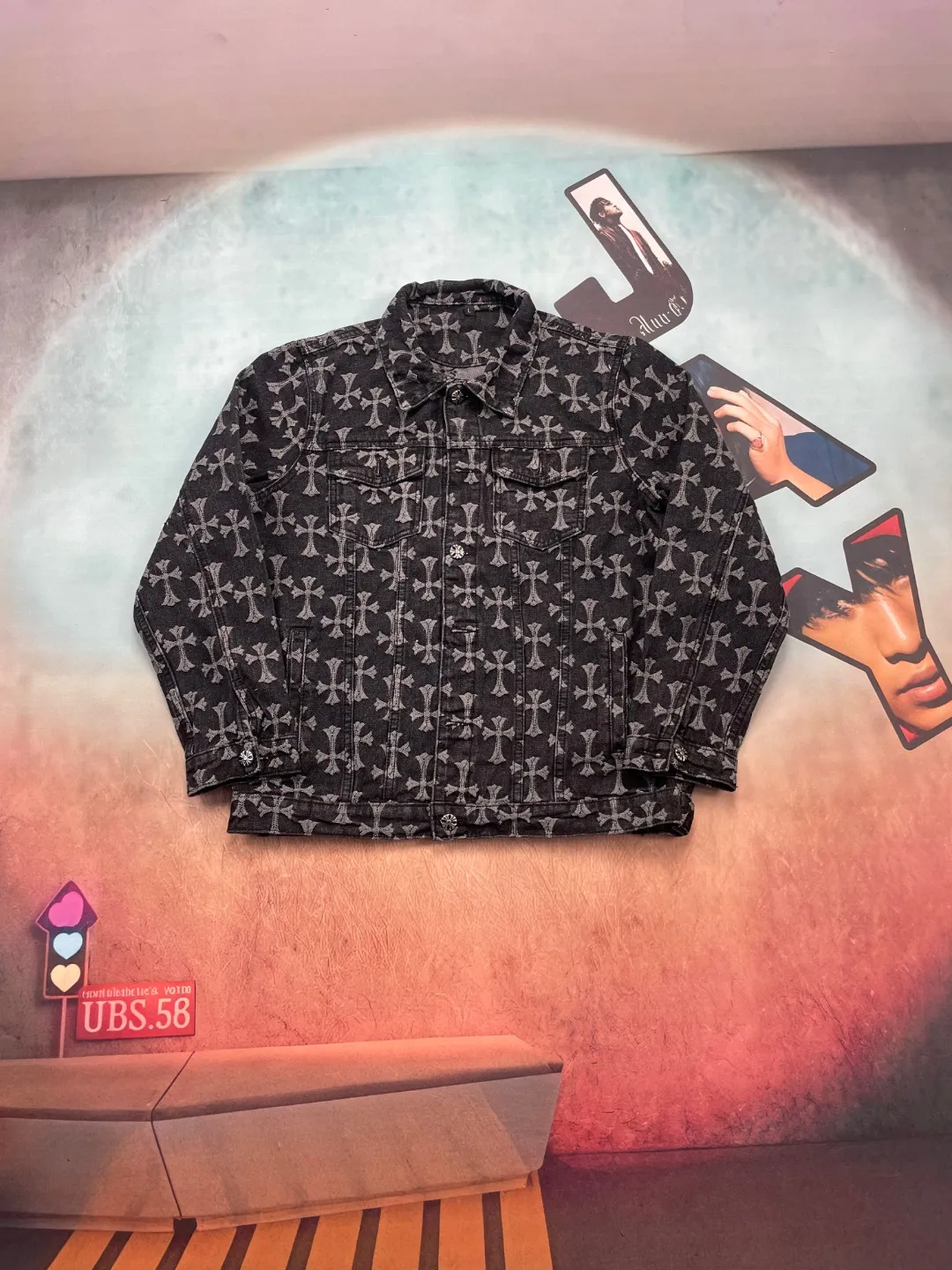 🅿️270 🔘Model No.-KL316 🔘Cro Heart𝐂𝐡𝐫𝐨𝐦𝐞 𝐇𝐞𝐚𝐫𝐭 CH All-over Printed Jacquard Denim Jacket* 2024 Autumn's original work - Cross-printed denim jacket, reconstructing the trend aesthetics with iconic symbols. The all-over dark yellow cross LOGO has been digitally printed and dyed with high precision, and is well-proportioned to release the brand's genes, breaking the monotonous pattern of traditional denim and interpreting low-key luxury. We select 100% denim cotton with heavy-weight thick yarn, and use a special washing process to create a crisp silhouette, taking into account the stiff texture and skin-friendly breathability. The silver buckle on the lapel is inlaid with the exclusive Sanskrit logo, and the custom hardware has undergone multiple polishing treatments, showing precision craftsmanship when opening and closing. The dropped shoulder cut is suitable for various body shapes, and the same design for couples achieves a common style. The quality is fully certified by three standards, which is different from the replica version on the market. From the wiring density to the printing and dyeing fastness, it all reaches professional standards. Wear a knitted sweater inside to create an urban yuppie style, and layer a sweatshirt to unlock street coolness. It is versatile and suitable for all seasons, and injects a pioneering attitude into high-end wear.  Size: S M L XL (46.48.50.52) Color: Black